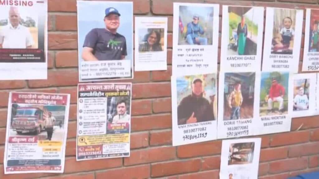 Familiares y sobrevivientes buscan a los desaparecidos por la riada en Nepal
