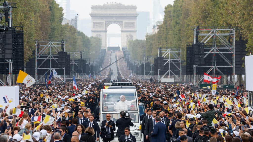Unas 700.000 personas colman París para la misa más multitudinaria de León XIV en Francia