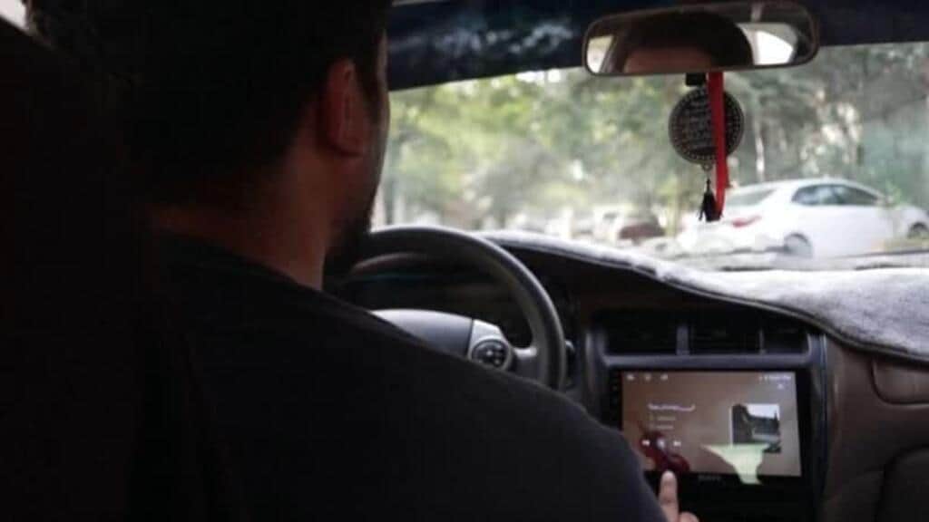 Taxistas en Afganistán buscan la manera de escuchar música pese a la prohibición talibán