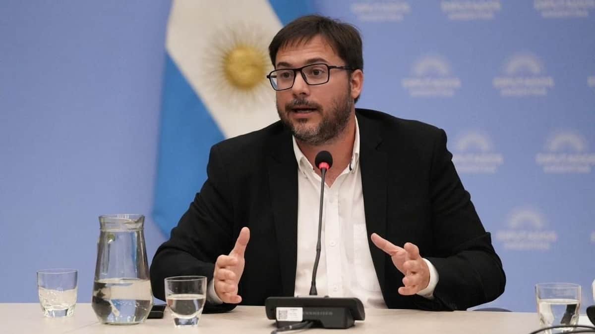 Oscar Agost Carreño presenta un libro que pone en discusión la realidad de la democracia