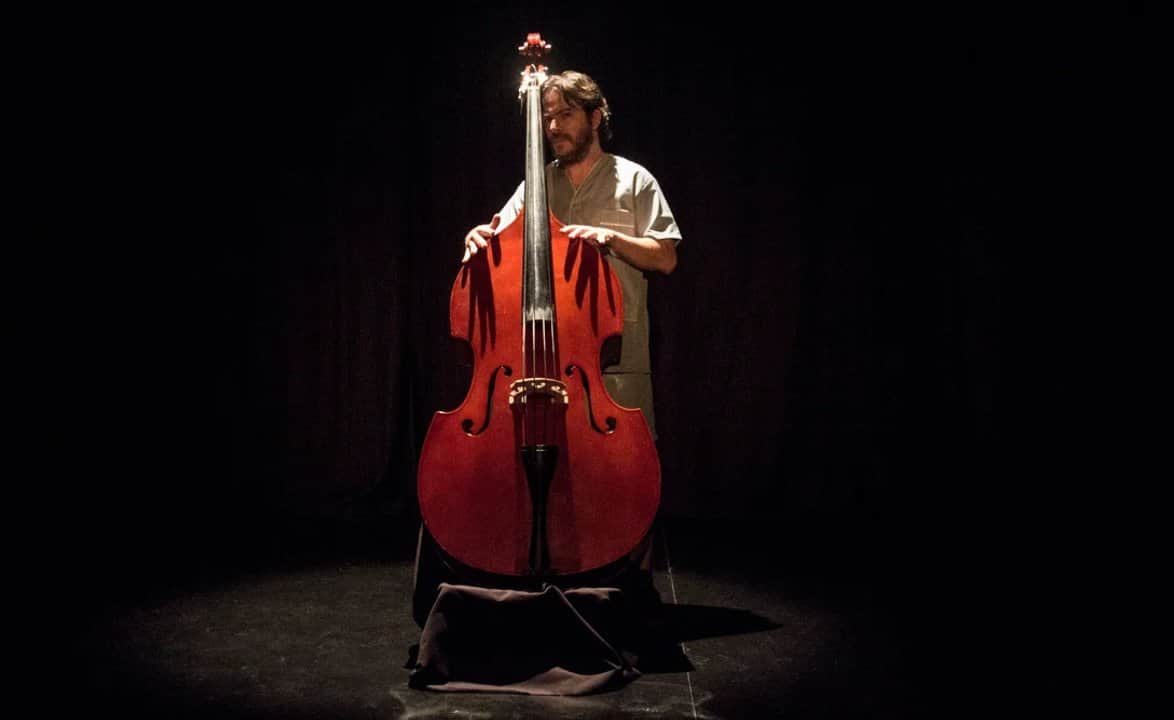 “El contrabajo”: un hombre, un instrumento y una vida al límite