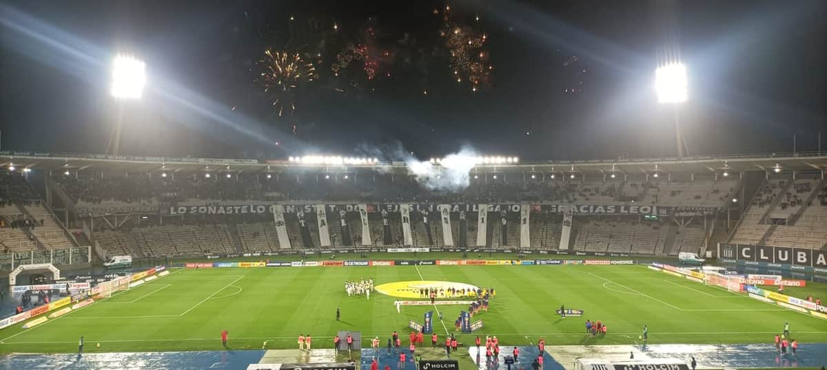 Ya juegan bajo la lluvia Talleres y Unión en el Kempes