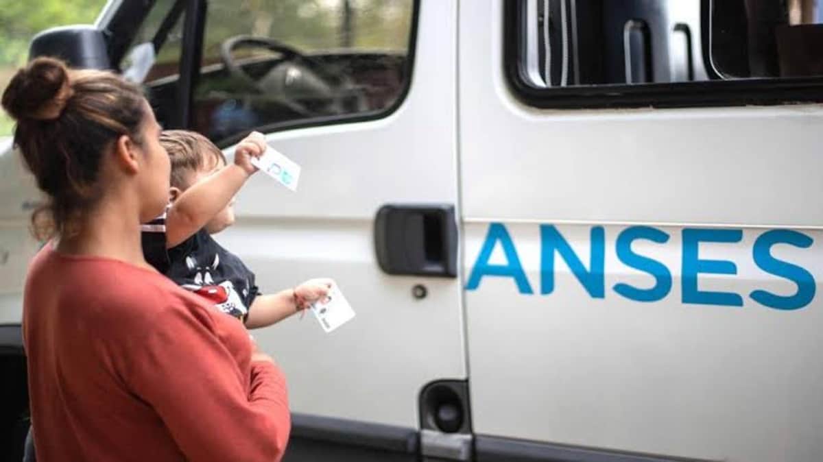 AUH: el Gobierno anunció que los controles de salud y escolaridad se acreditarán de forma automática