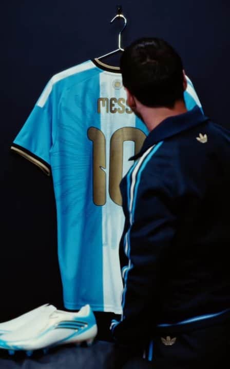 Messi presentó la camiseta que usará en su último partido con la selección argentina