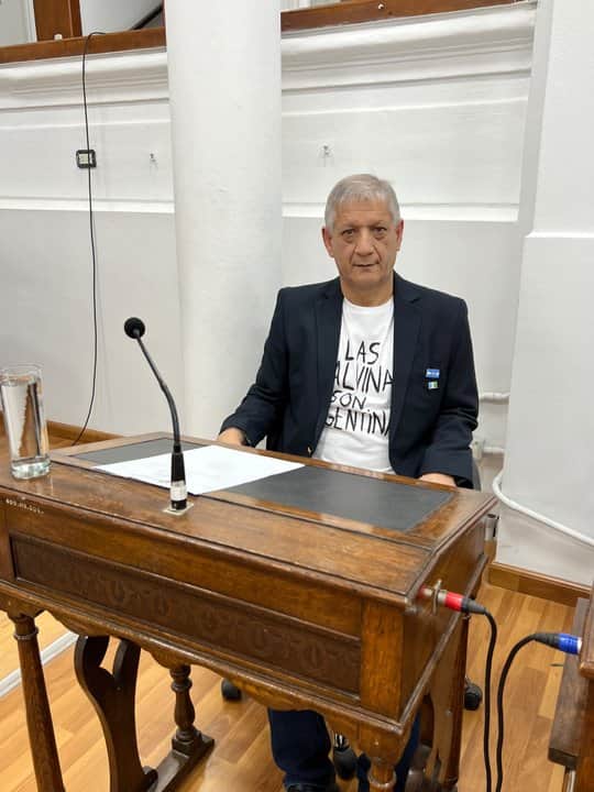 Con remera de “las Malvinas son argentinas”, un exveterano asumió como concejal en Villa María