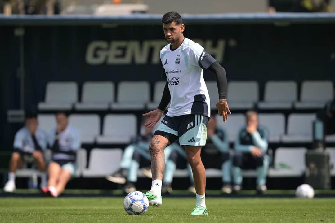 El heredero del brazalete: Cuti Romero toma la posta y lidera la nueva era de la Selección