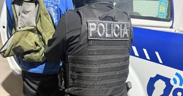 Aprehendieron a dos jóvenes cuando forzaban la puerta de un auto