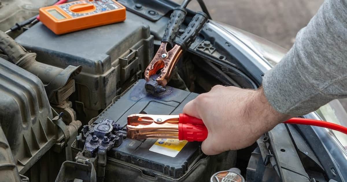 Cómo limpiar los bornes de la batería del auto: el truco para quitar la corrosión y mejorar el contacto