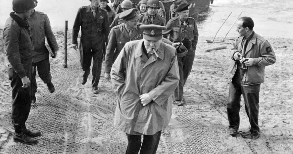 La frase atribuida a Winston Churchill sobre los objetivos personales: "Nunca llegarás a tu destino si te detenés a tirarle piedras a cualquier perro que ladre"