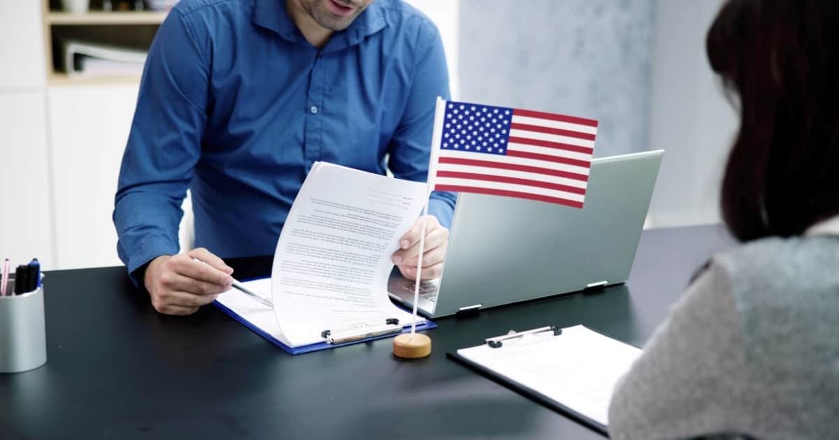 Estados Unidos podría exigir un nuevo requisito migratorio a los padres para tramitar el pasaporte de sus hijos