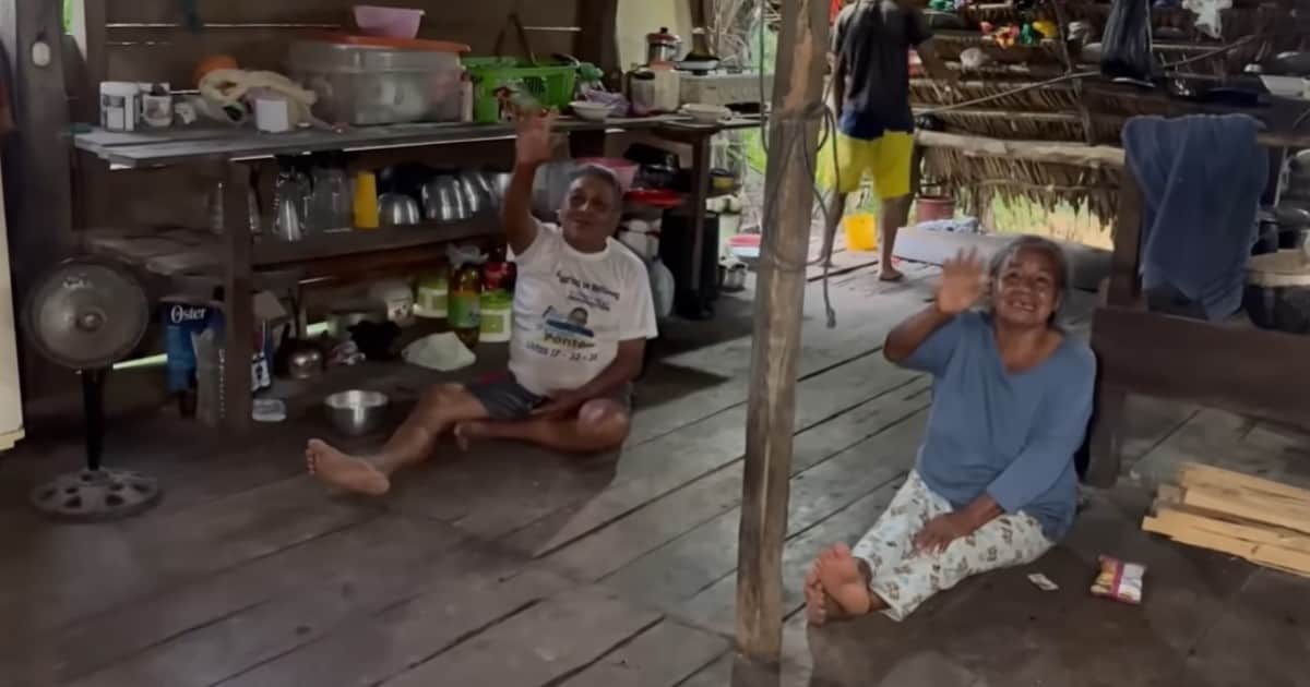 Vive en medio de la selva en una casa de madera: "Tenemos un estilo de vida autosostenible. Cultivamos alimentos en la granja y hacemos platos tradicionales como el ceviche de caracol de tierra"