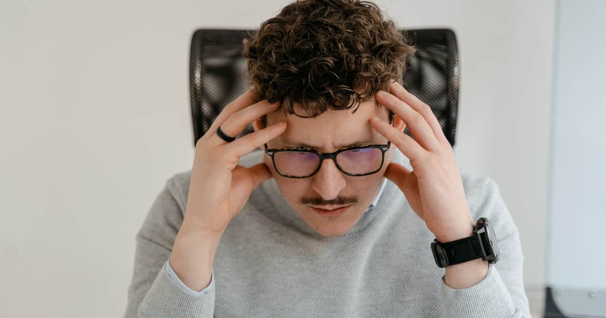 La psicología dice que las personas que repasan una conversación durante días no son inseguras; la mente analiza los intercambios sociales como no analiza nada más, porque durante la mayor parte de la historia de la humanidad, pertenecer al grupo lo era todo