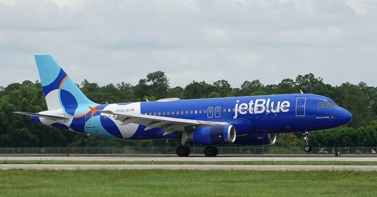 “Encontraron a alguien”: Llamada al 911 relata cómo empleados de JetBlue encontraron a un intruso durmiendo en el avión