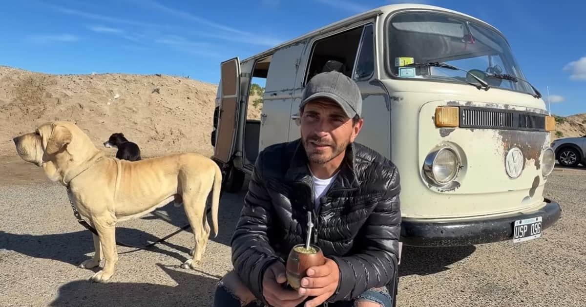 Jonatan, el argentino que viaja en una combi con un saxofón y dos perros: "No me sentía cómodo ni feliz con la vida. Ahí apareció la camioneta y decidí meterme en esta locura"