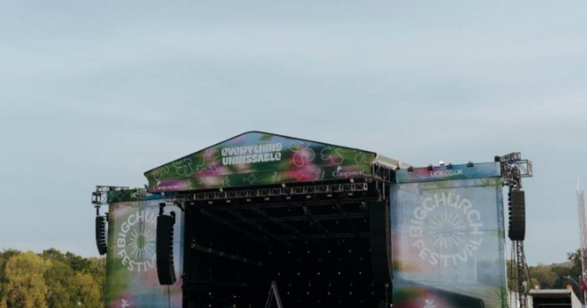 Tragedia en un festival cristiano en Inglaterra: un muerto y seis heridos tras la caída de un cartel