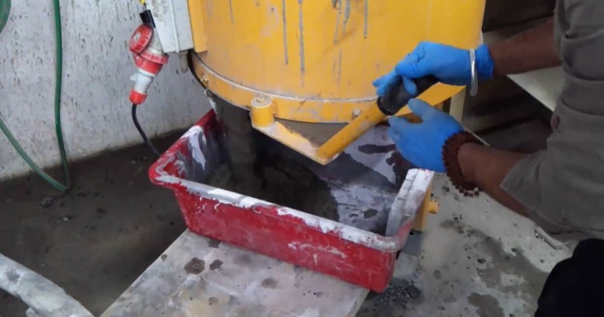 Convierten restos de café llevados a 350 grados Celsius en un carbón vegetal que puede reemplazar parte de la arena en una mezcla de hormigón para la construcción: el material resultante presentó una resistencia 29,3% mayor
