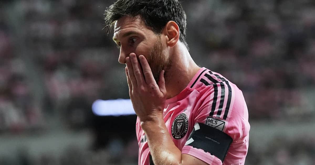 Messi, al límite en Inter Miami vs Atlanta: se abrazó con el Tata Martino, casi lo gana con un gol olímpico y se peleó con Junior Alonso