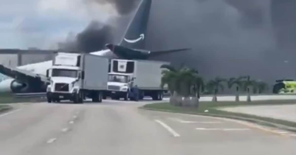 Así quedó el avión de carga de Amazon que despistó en el Aeropuerto de Miami