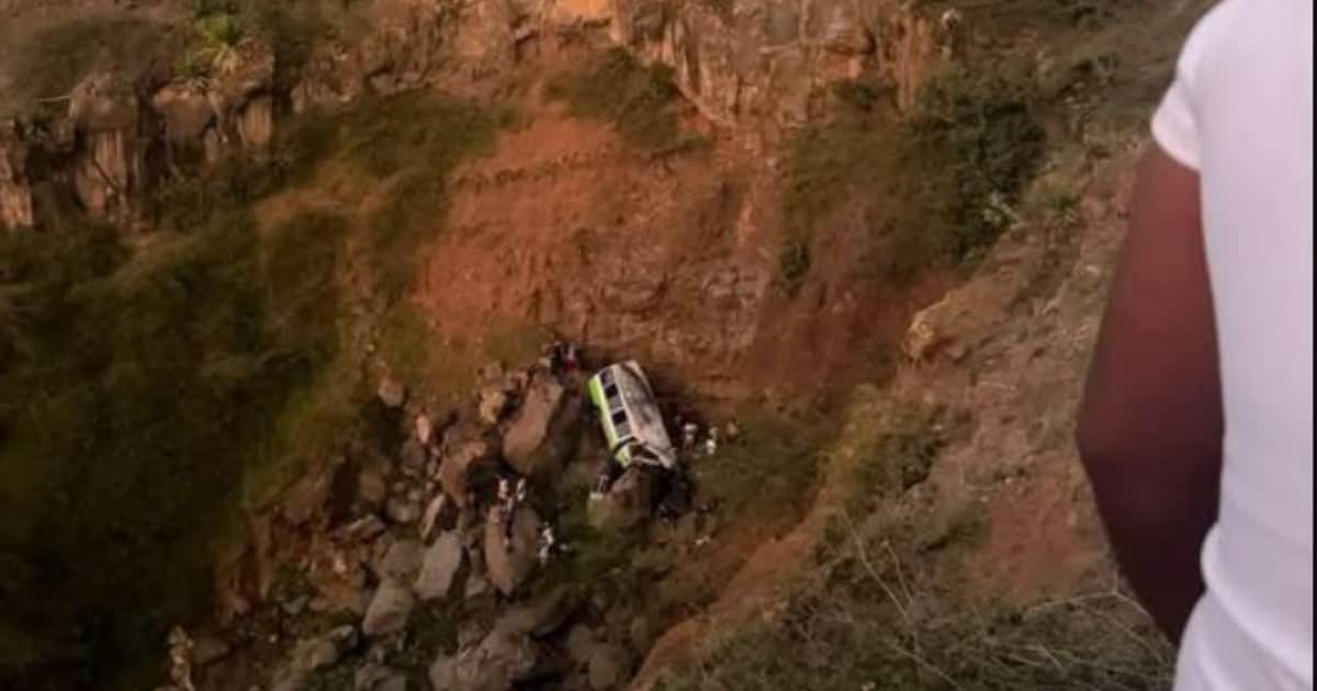 Un micro con estudiantes cayó desde un precipicio en Cabo Verde: hay 25 muertos