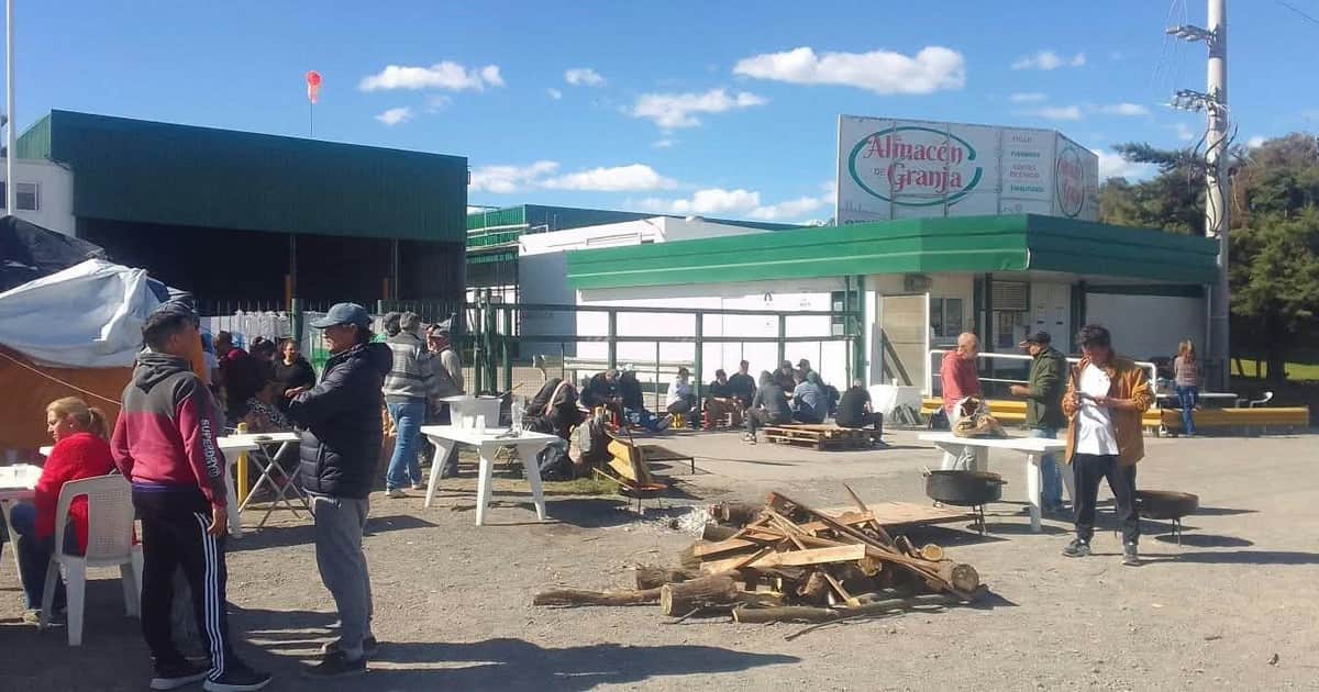 “El panorama es desolador”: una localidad bonaerense empieza a asimilar, con incertidumbre y angustia, el despido de 700 trabajadores de una planta avícola