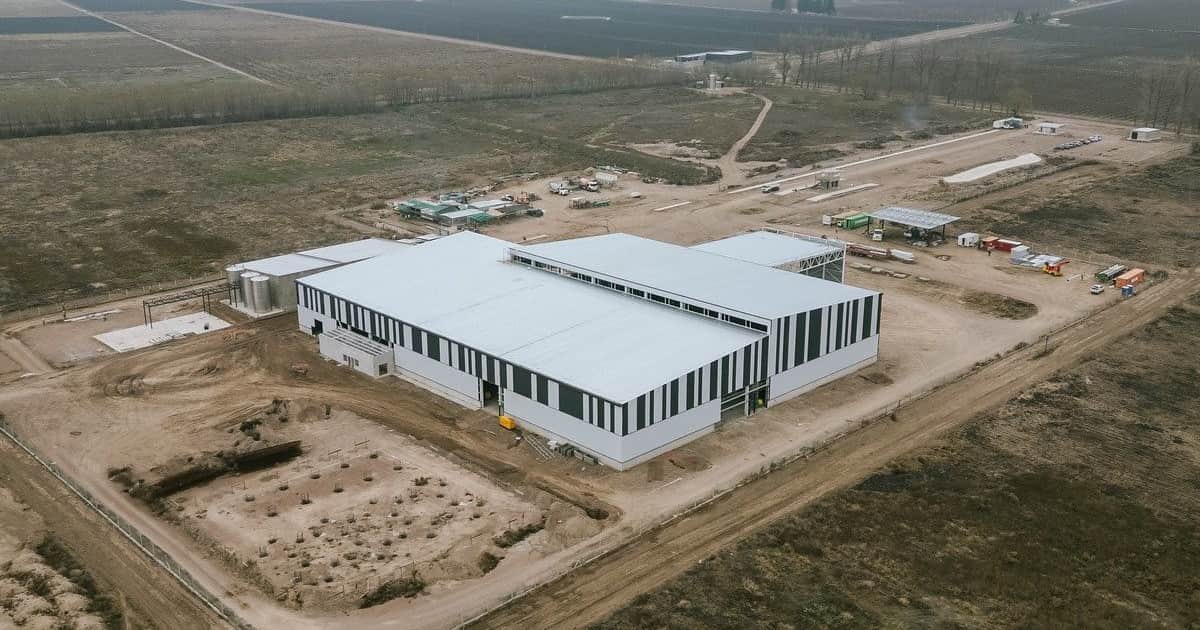 Luis Caputo celebró una inversión millonaria del principal grupo vitivinícola en una nueva bodega en Mendoza