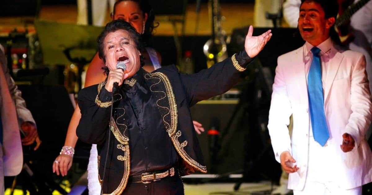 ¿A quién le dedicó Juan Gabriel “Abrázame muy fuerte”? La historia detrás de la canción que conmovió a millones