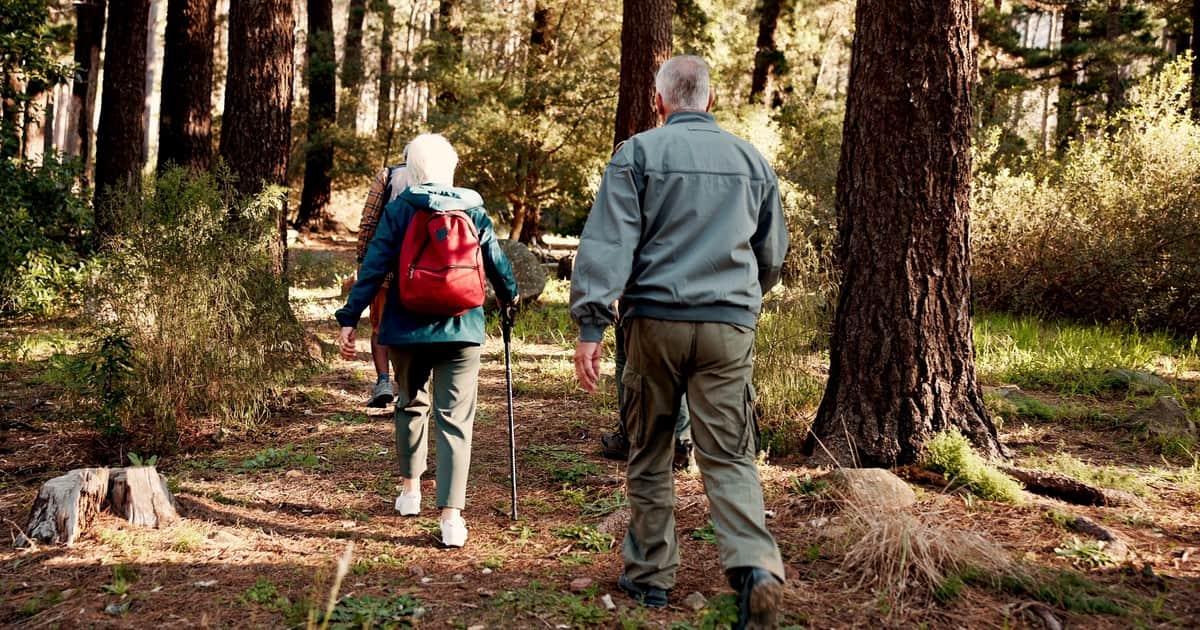 Caminar, desconectar y hacer amigos: por qué el senderismo marca tendencia entre la gente +50