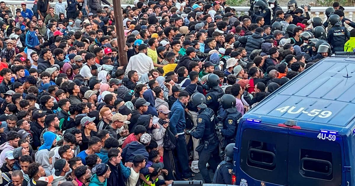 Crisis en Ceuta: caótico traslado y avalancha de migrantes hacia un nuevo centro de alojamiento