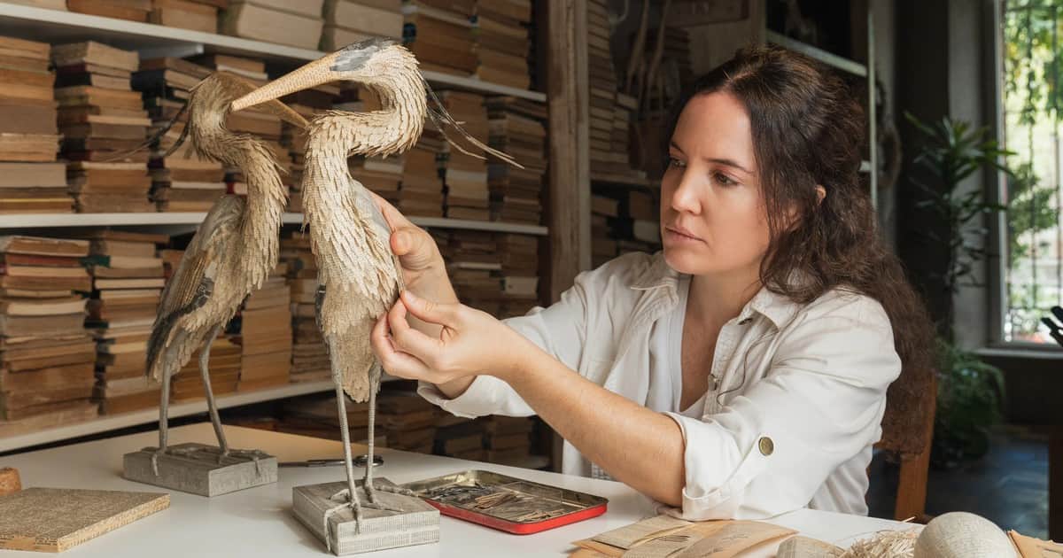 Venecia celebra el arte hecho a mano y una argentina emociona con sus garzas de papel