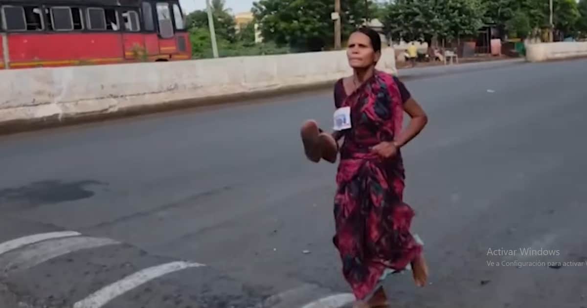 Corrió 3 kilómetros descalza para ganar un premio que destinó a la formación de sus hijas: "Mientras esté viva, debo hacer todo lo posible para darles una buena educación"