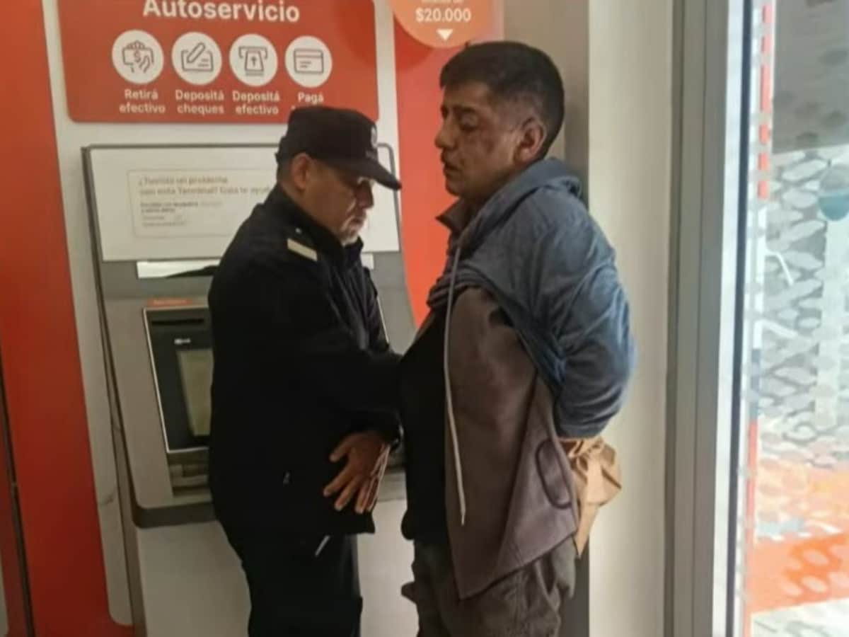Tiros en un banco de Ramos Mejía: un cliente y un cajero evitaron un robo y redujeron a dos ladrones