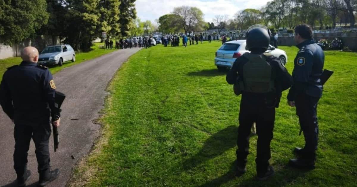Despidieron a un muerto con una caravana a contramano y a los tiros: cuando salían del cementerio les secuestraron 42 motos