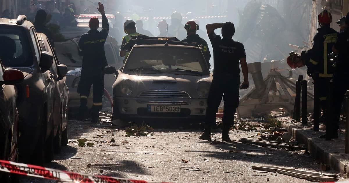 Una explosión en pleno centro histórico de Atenas derrumbó un edificio y dejó heridos cerca de la Acrópolis