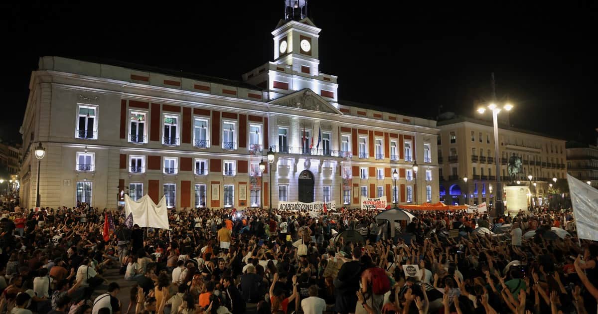 Una multitud acampa en Madrid contra el desalojo de una mujer de 87 años y para protestar por la crisis de la vivienda