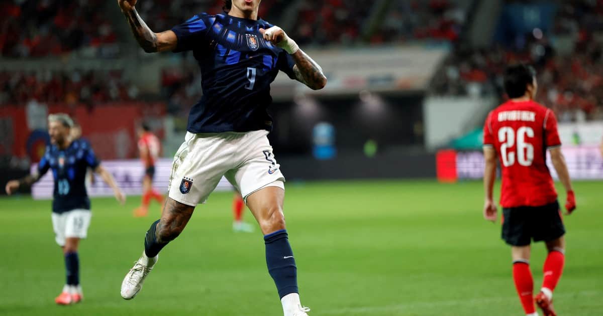 Uruguay le dio la primera sonrisa a Diego Forlán: goleó a Corea del Sur, que le había dado una paliza a Gallardo en su debut con Ecuador
