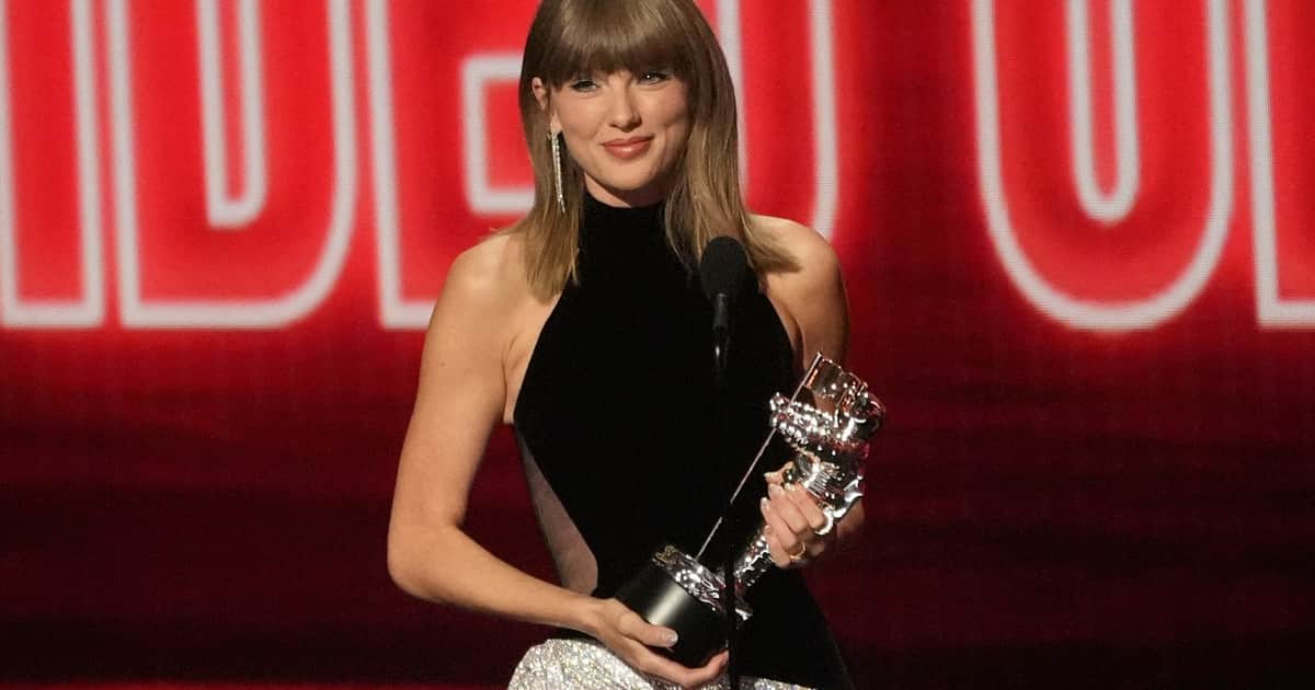 La gran noche de Taylor Swift en los VMAs: del homenaje a Dolly Parton al estreno de un videoclip con Dakota Johnson y Colin Farrell