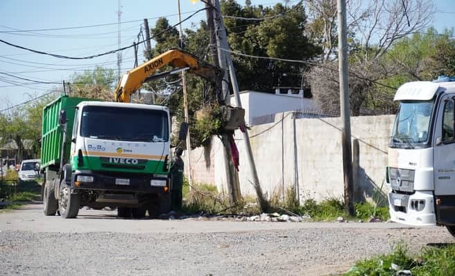 Realizan tareas de prevención del dengue y saneamiento de zanjones en Villa Angus