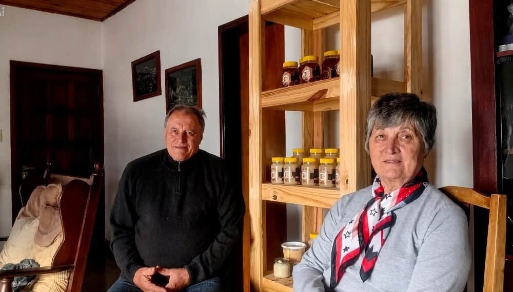 El dulce milagro de Carabelas: la familia que desafió a la agricultura con 50 años de pasión por las abejas