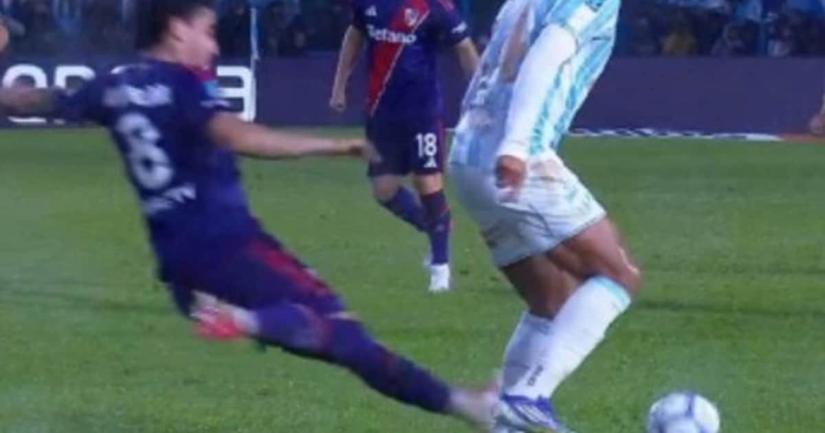 El audio del VAR que salvó a Arambarri de la roja vs. Atlético Tucumán: "Primero juega el balón..."