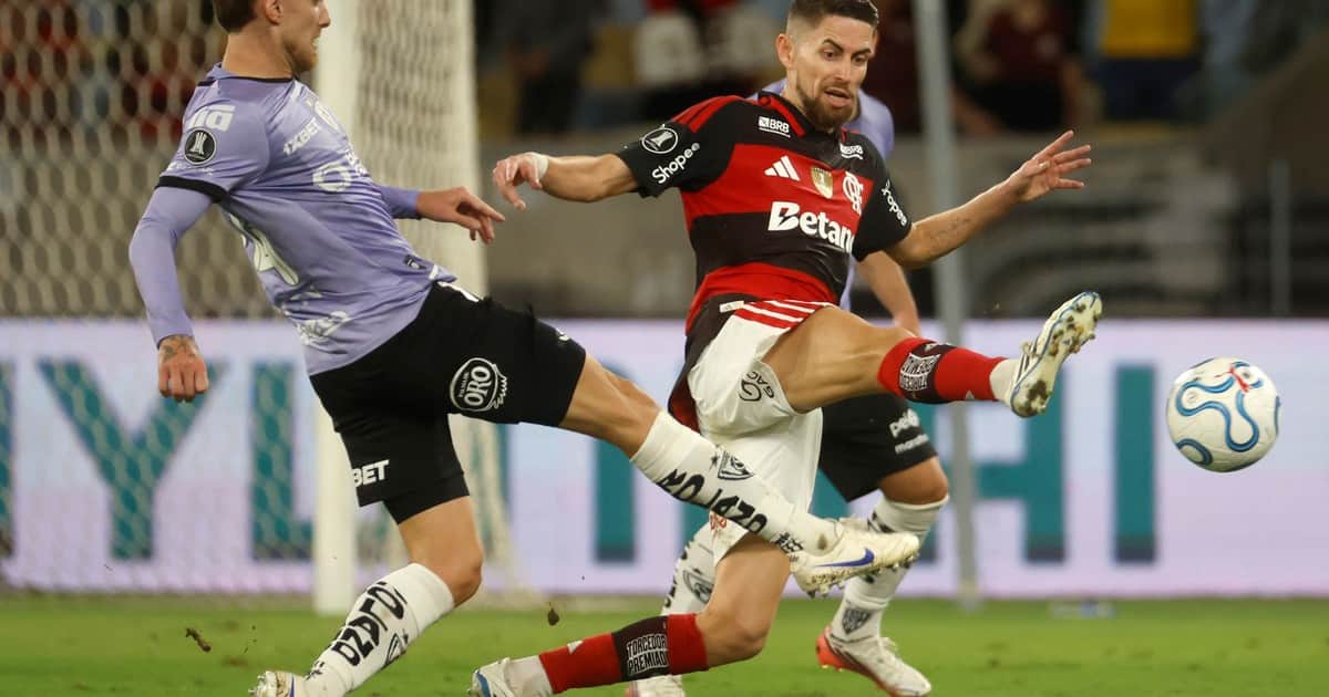 Atención Estudiantes: hasta los jugadores de Flamengo critican el campo de juego del Maracaná y dicen preferir jugar en césped sintético