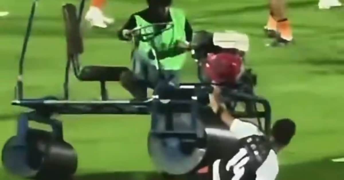 Insólito momento en el fútbol tailandés: un carrito le arrolló la pierna a un jugador durante la entrada en calor