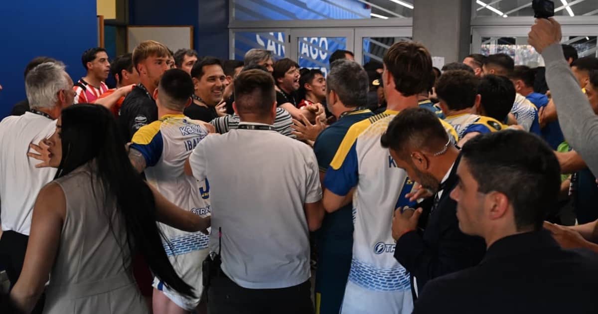 Pasillo violento: la bochornosa batalla entre futbolistas de Estudiantes y Central en Santiago